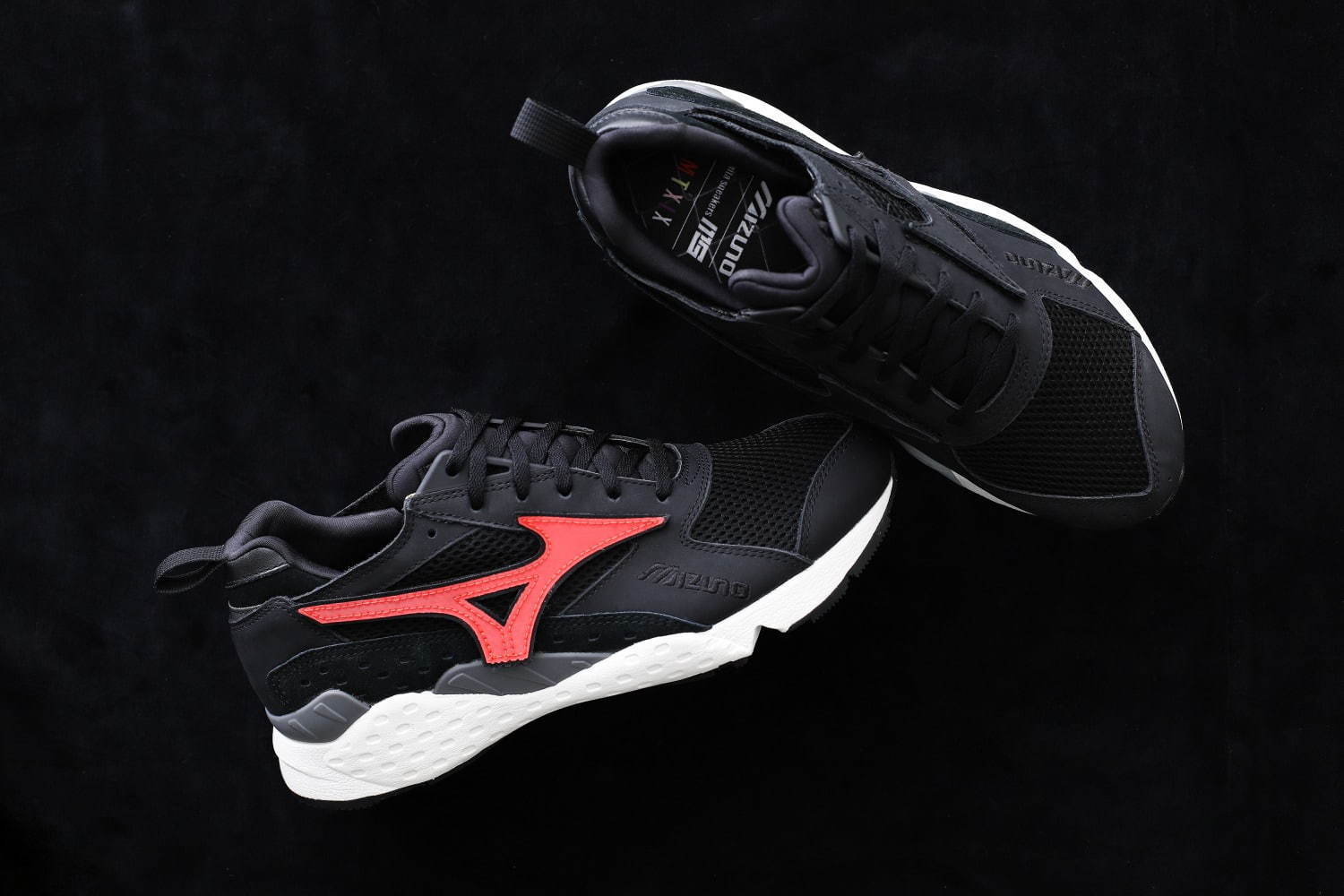 ミズノ“ももクロメンバーカラー”ロゴにカスタム可能なスニーカー、田中