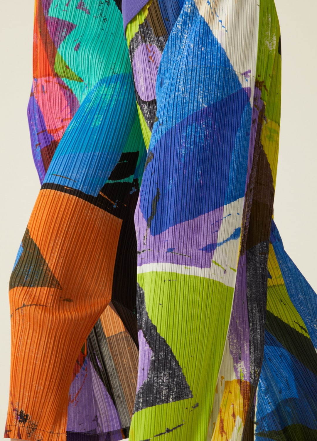 プリーツ プリーズ イッセイ ミヤケ新作ウェア、“楽器の音”を表現した