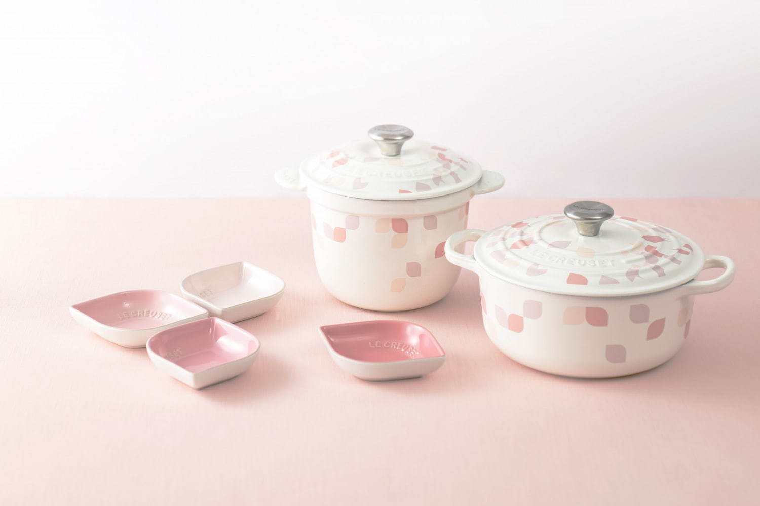 ル・クルーゼ“花びら”がひらりと舞う「ペタル」キッチンウェア