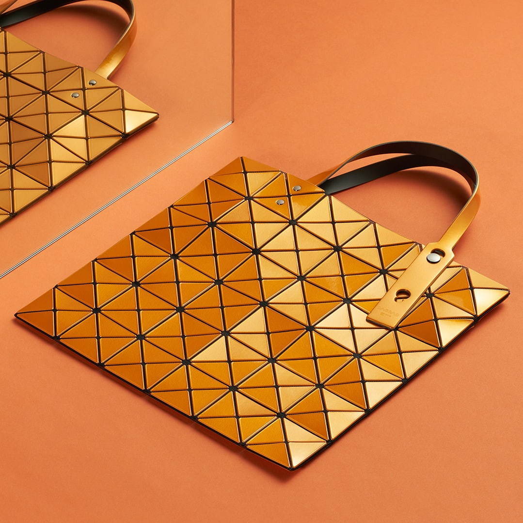 BAO BAO ISSEY MIYAKE“メタリックカラー”の新作バッグ、バイカラー