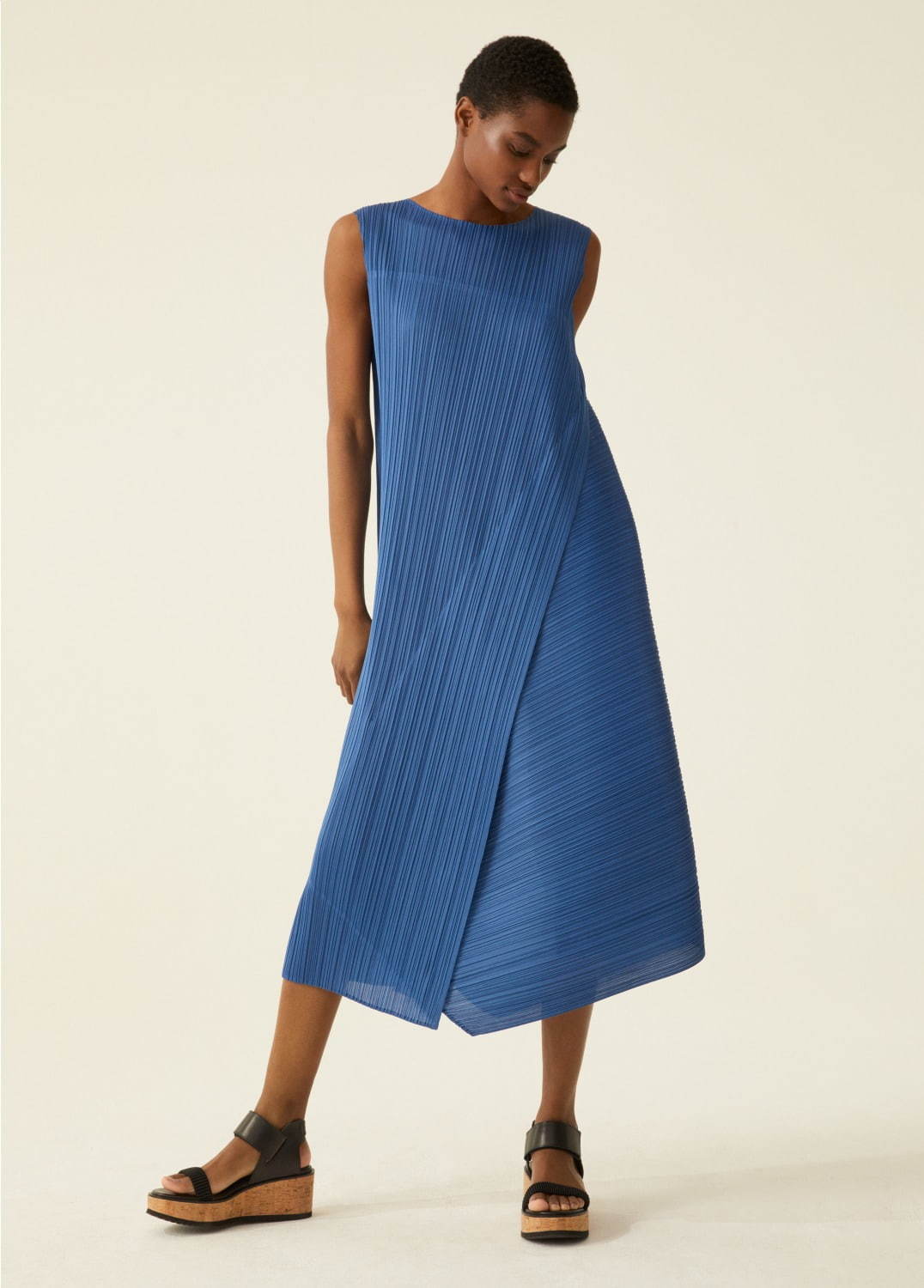 プリーツ プリーズ イッセイ ミヤケの新作、斜め×横プリーツのドレスや