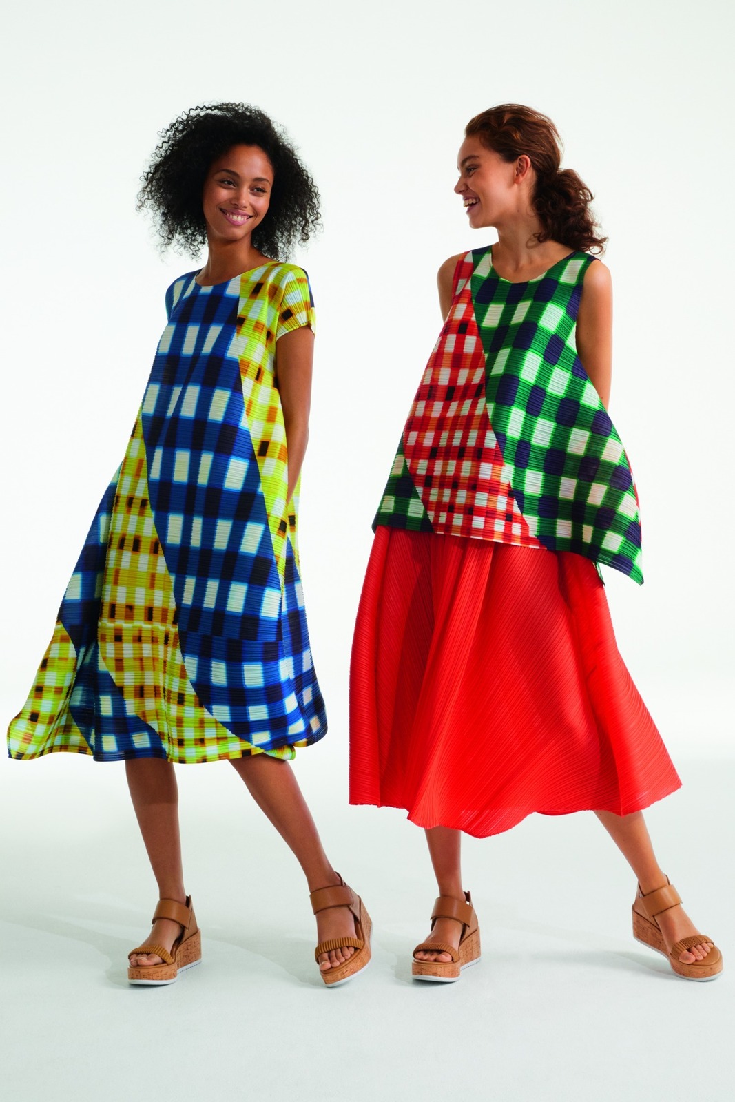 プリーツ プリーズ イッセイ ミヤケ、“波が溶けているような形”の