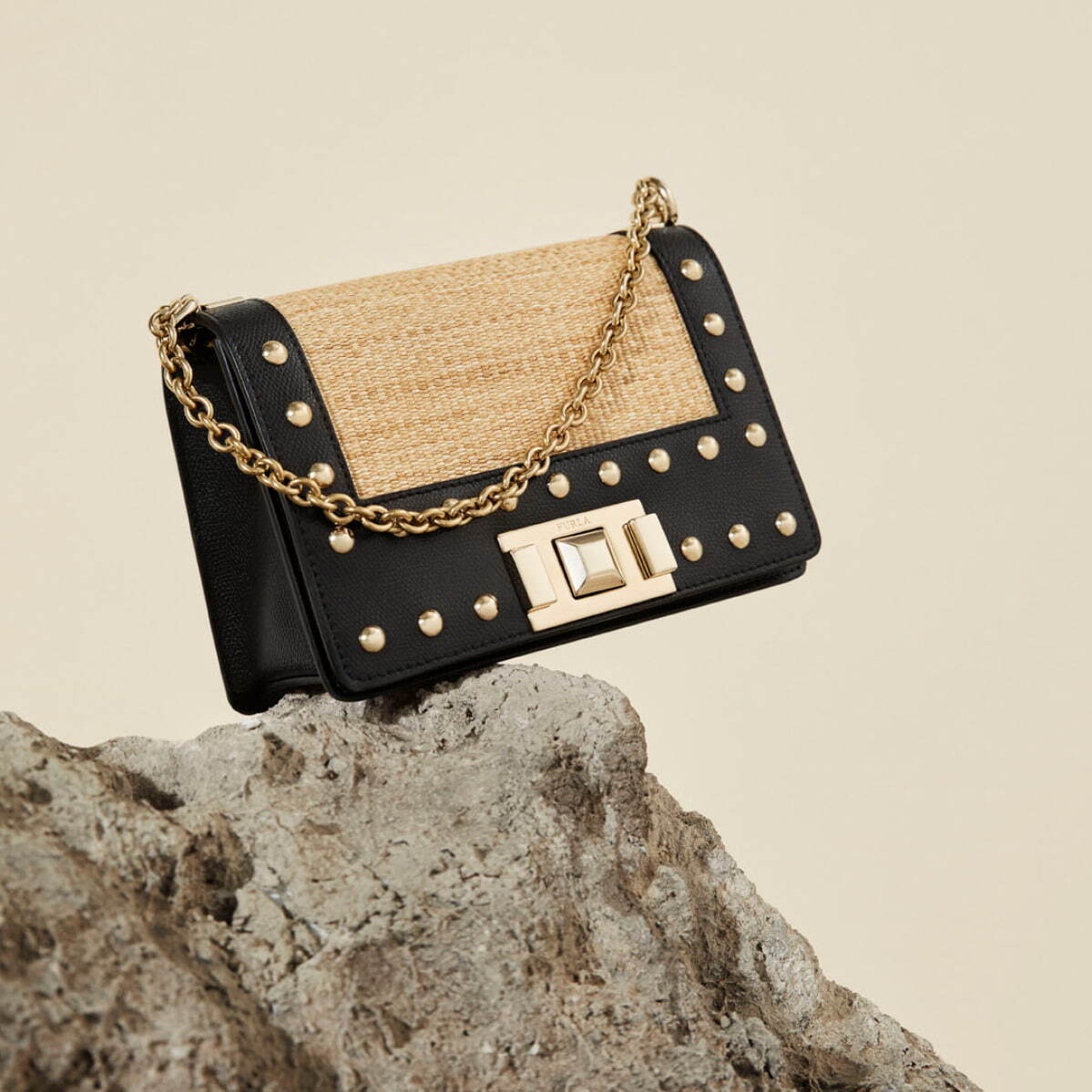 フルラ“ラフィア素材×ブラックレザー”の新作かごバッグ、スタッズ