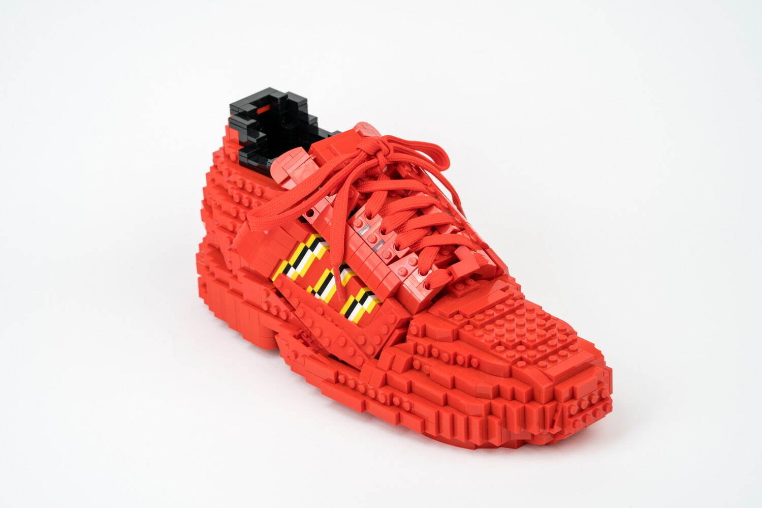 アディダス オリジナルスから“レゴ ブロック”カラーのスニーカー「ZX