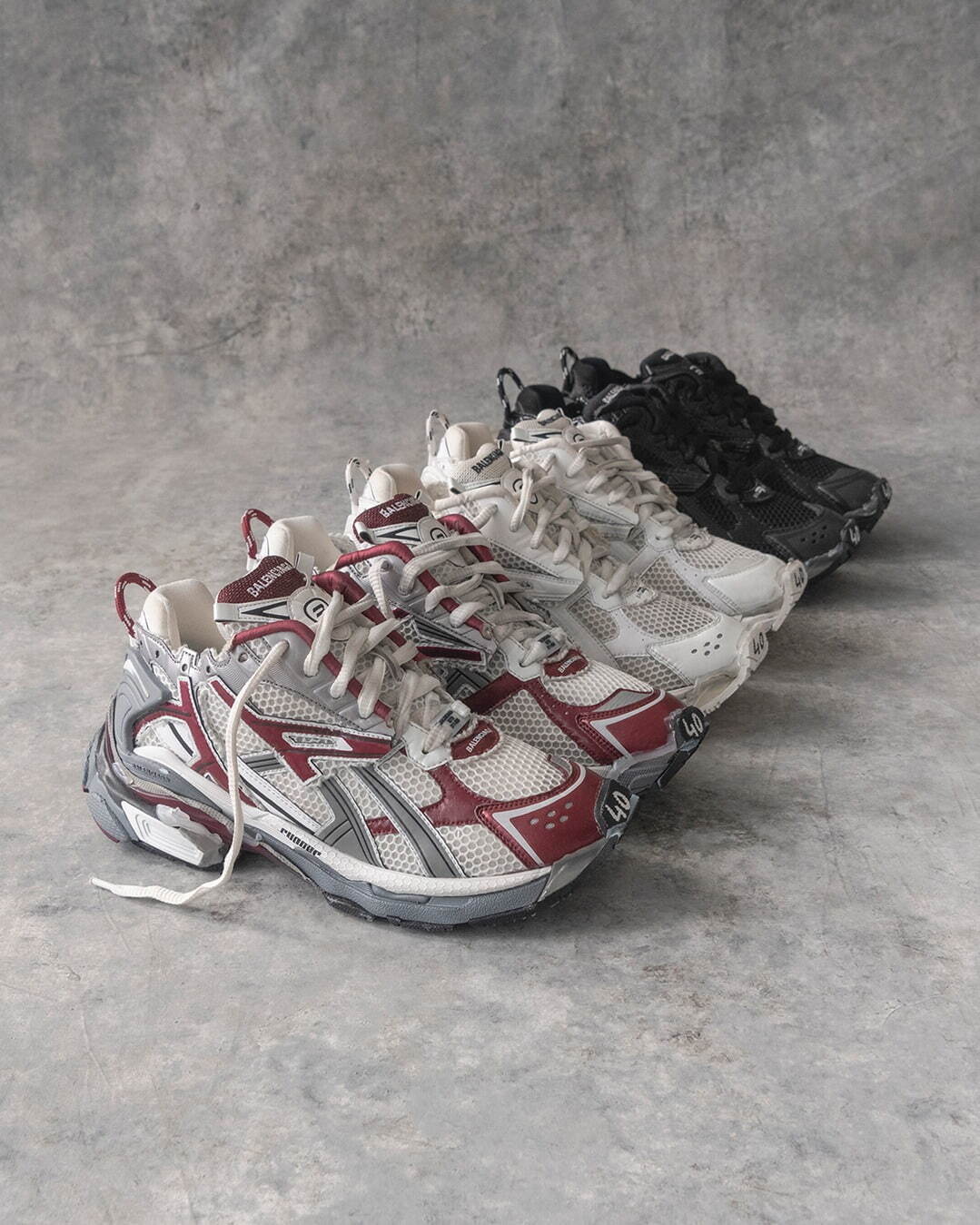 バレンシアガ新作スニーカー「ランナー」“接着剤”＆切りっぱなし