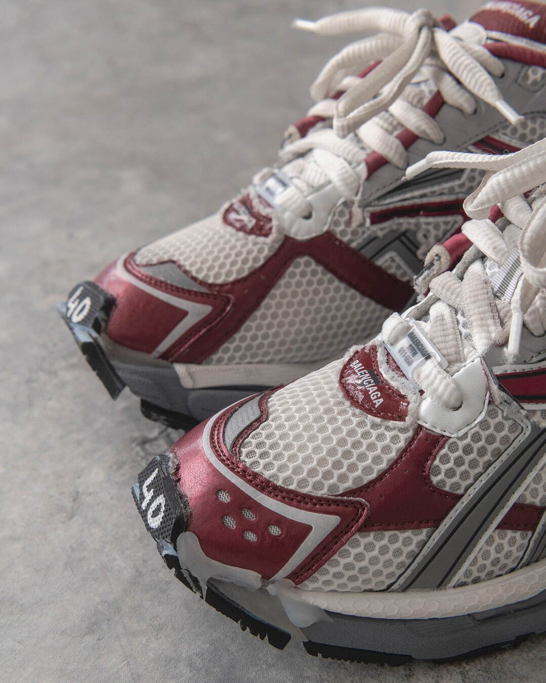 バレンシアガ新作スニーカー「ランナー」“接着剤”＆切りっぱなし