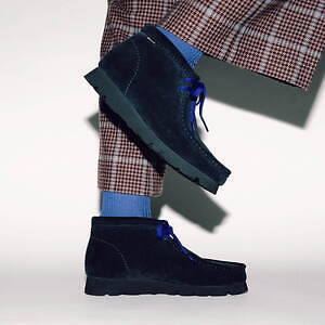 クラークス×ビームス ボーイ“ネイビー”カラーの「ワラビー」ブーツ