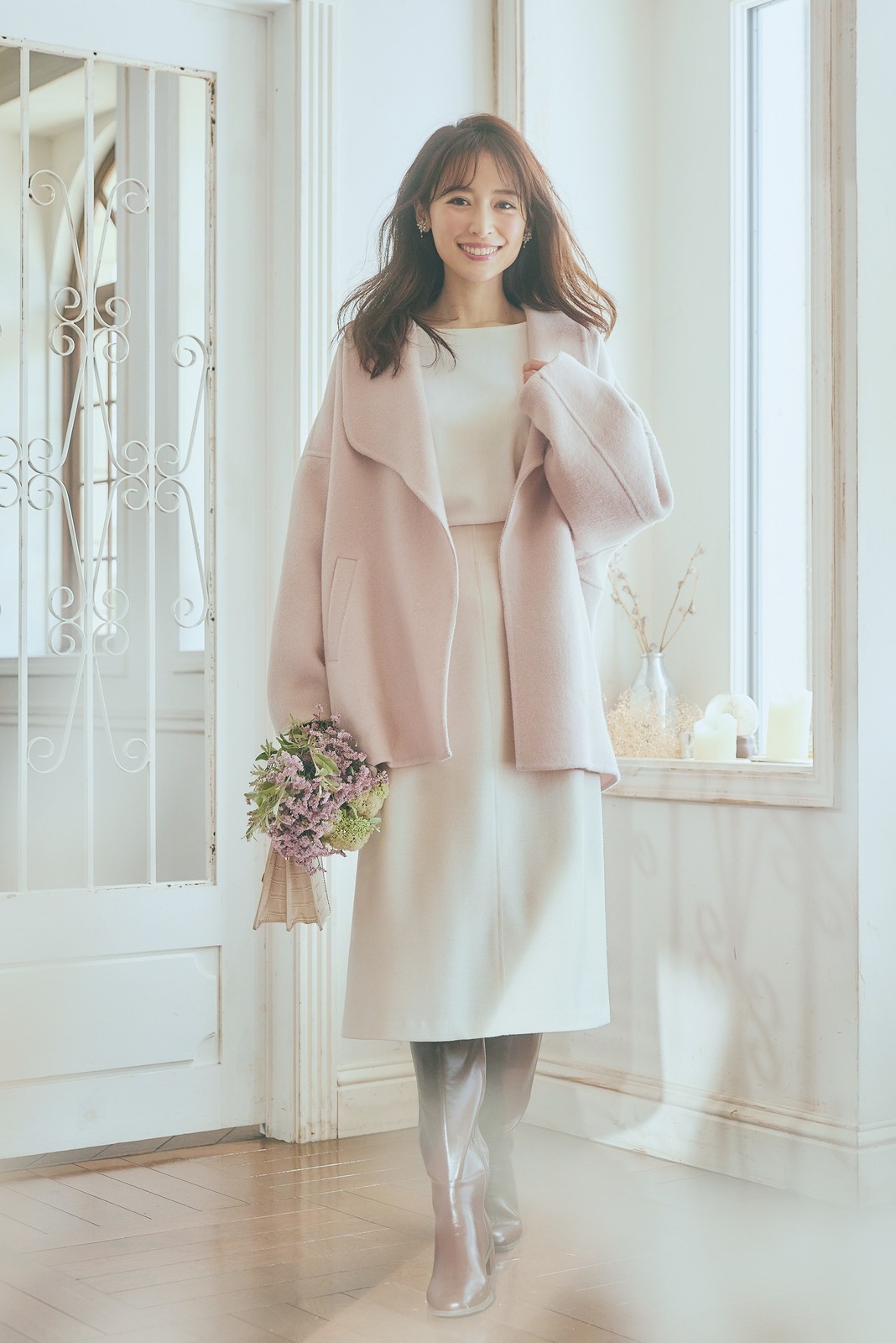 ストラ21年冬の新作、“雪”イメージのパステルピンクコートや淡雪のよう