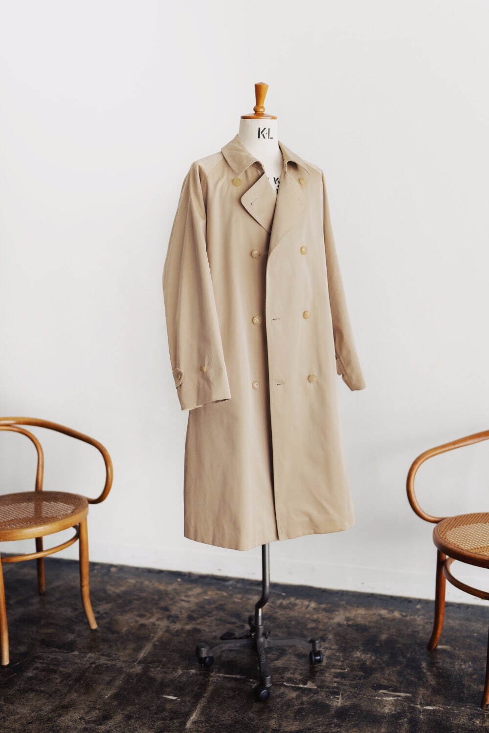 レショップ「エルイー」の新作トレンチコート、伝統的なディテールを