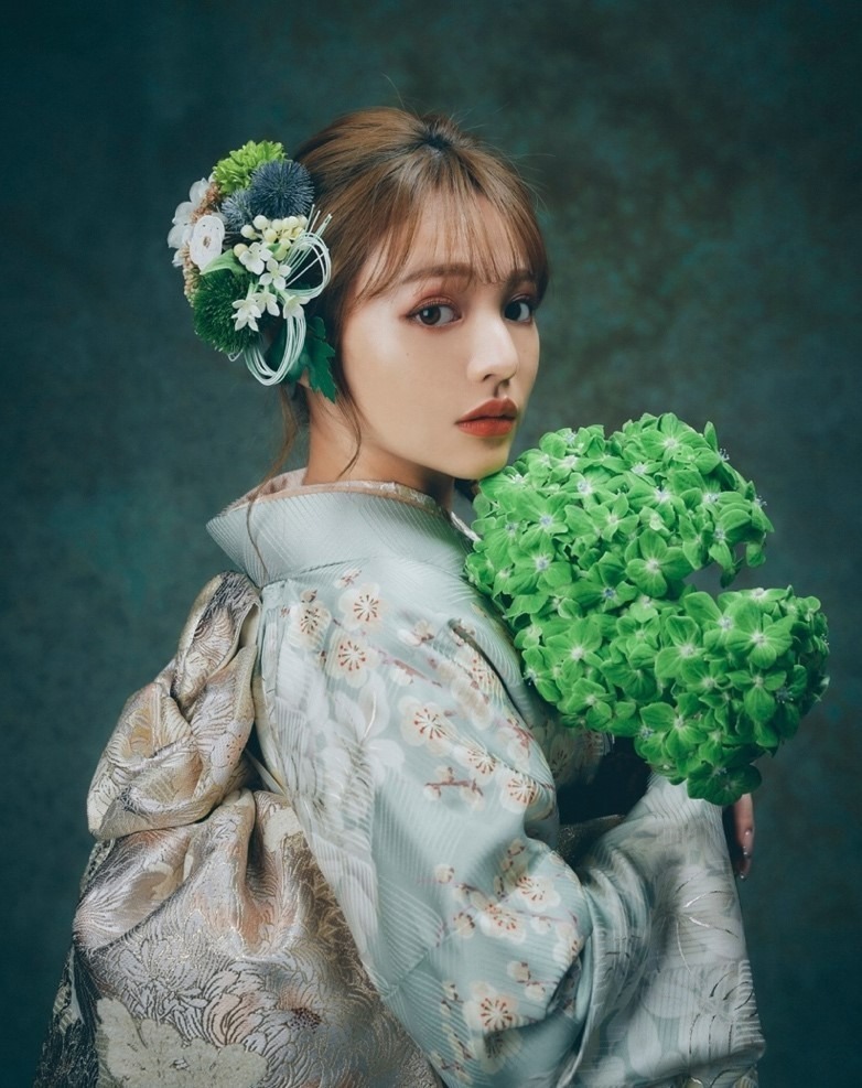 可愛いミルクティーにくすみ蝶々の小紋 正絹 京都丸紅“シックな