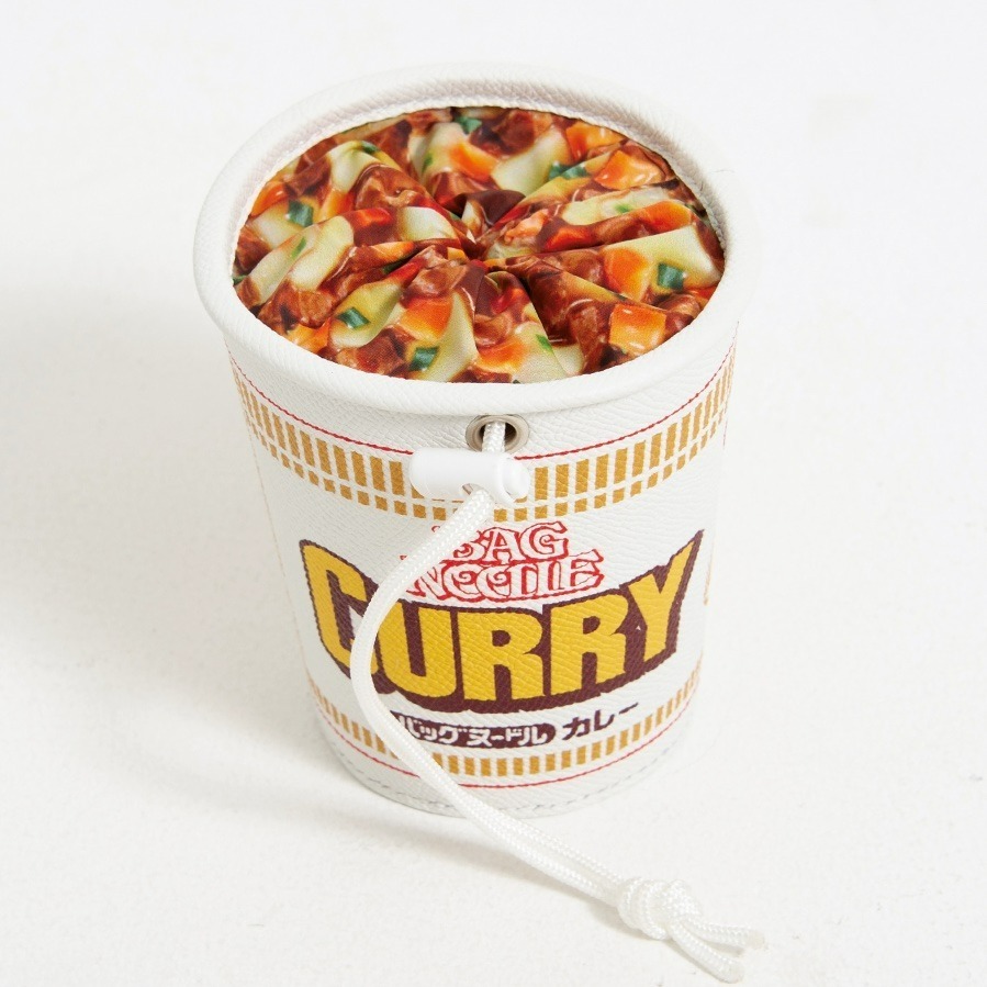 ダブレットから日清「カップヌードル」限定Tシャツ＆バッグ、“カレー