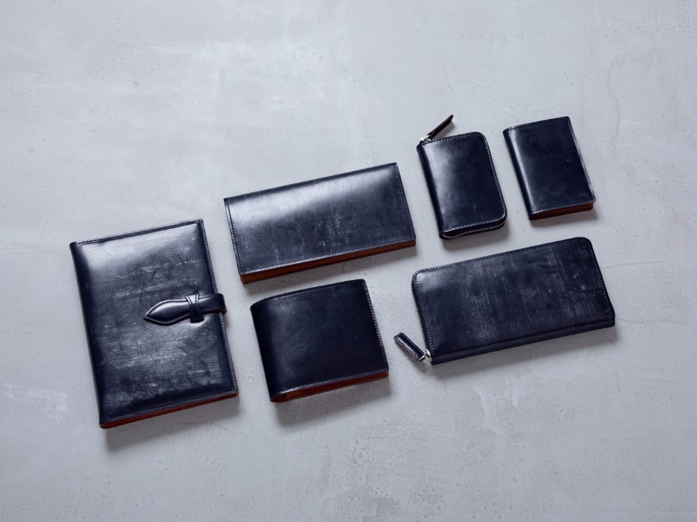 土屋鞄製造所の英国レザー製小物「ブライドル」新色ネイビー、深く上品