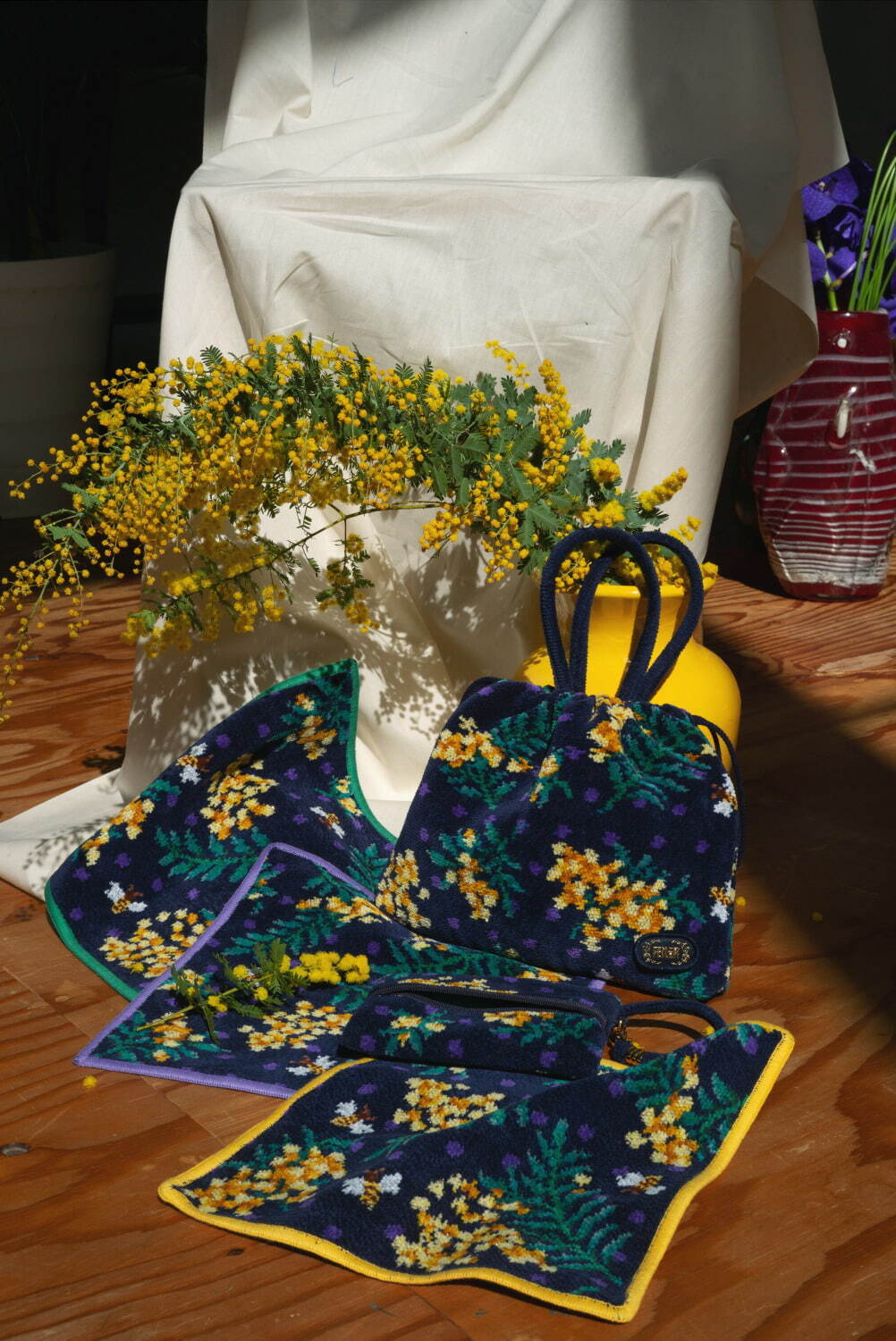 写真3/5｜ミュベール×フェイラー「ミモザ＆ハチ」が主役、ハッピーな