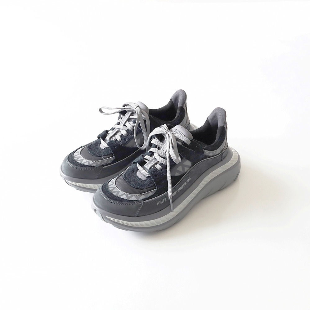 アグ×ホワイトマウンテニアリング、スポーツソールのスニーカーと