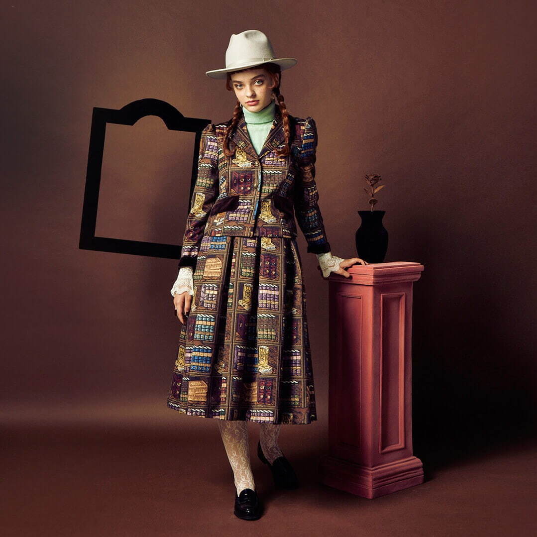 Q-pot. Dress新作“チョコレートの本棚”柄ワンピース、ベロア素材の