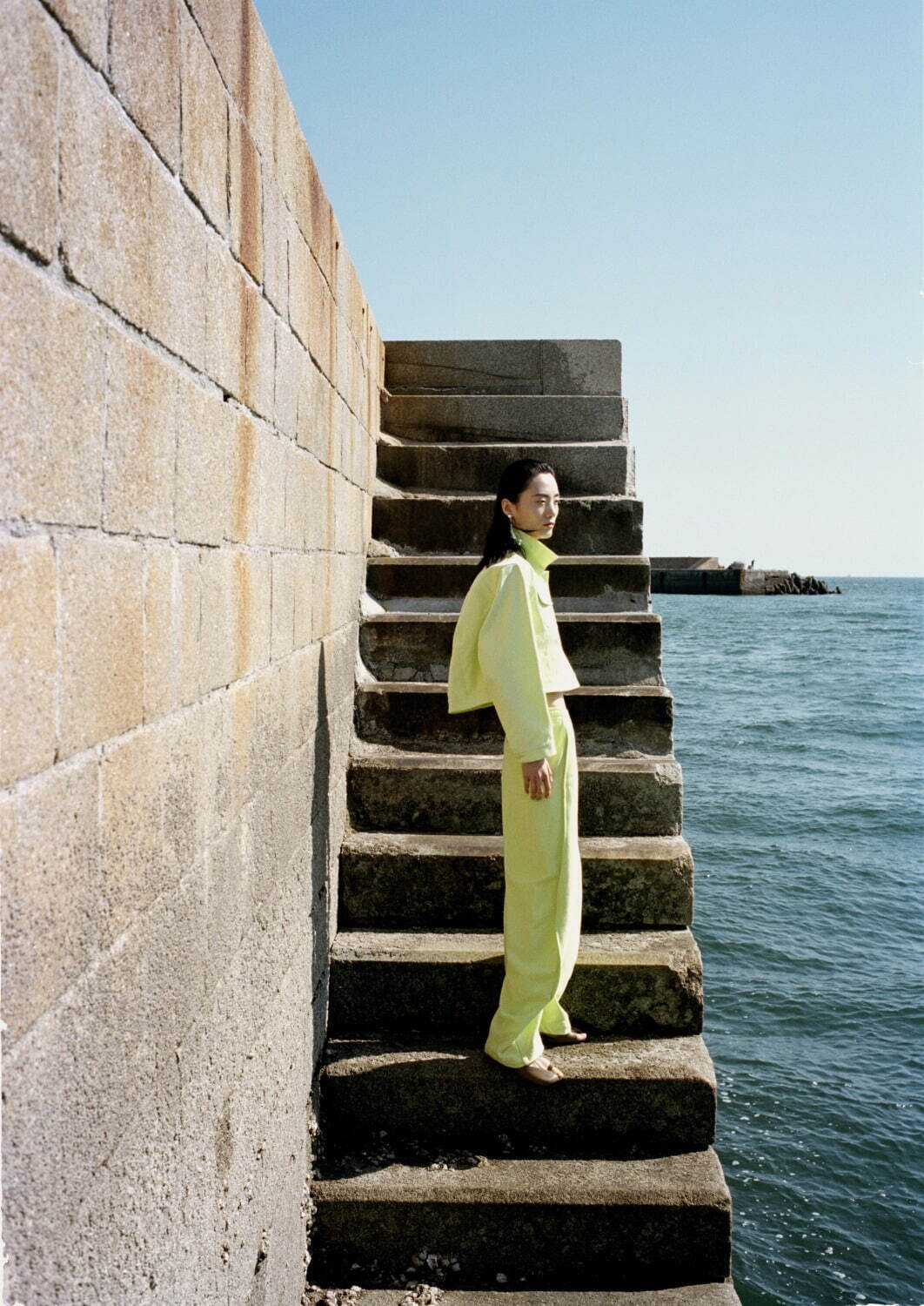 パッチワーク”デニムジャケット＆カラフルな幾何学柄ニットベスト