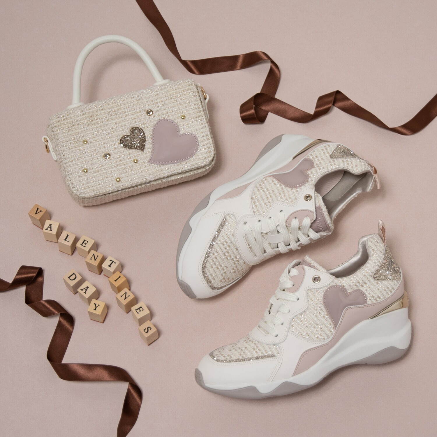 プラス ダイアナ23年バレンタイン限定スニーカー、煌めくツイード