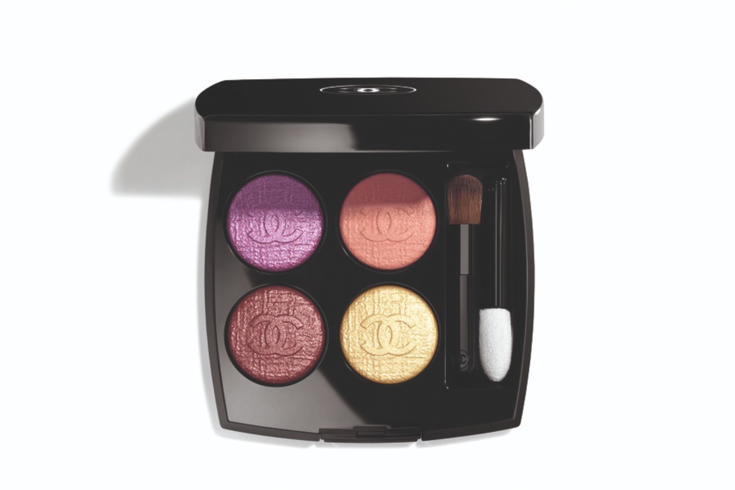 シャネル24年春コスメ、“輝くスモーキー アイ”を叶える4色アイシャドウ