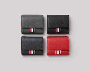 トム ブラウン新作ウォレット、日本限定デザインの“3つ折り財布”に新色