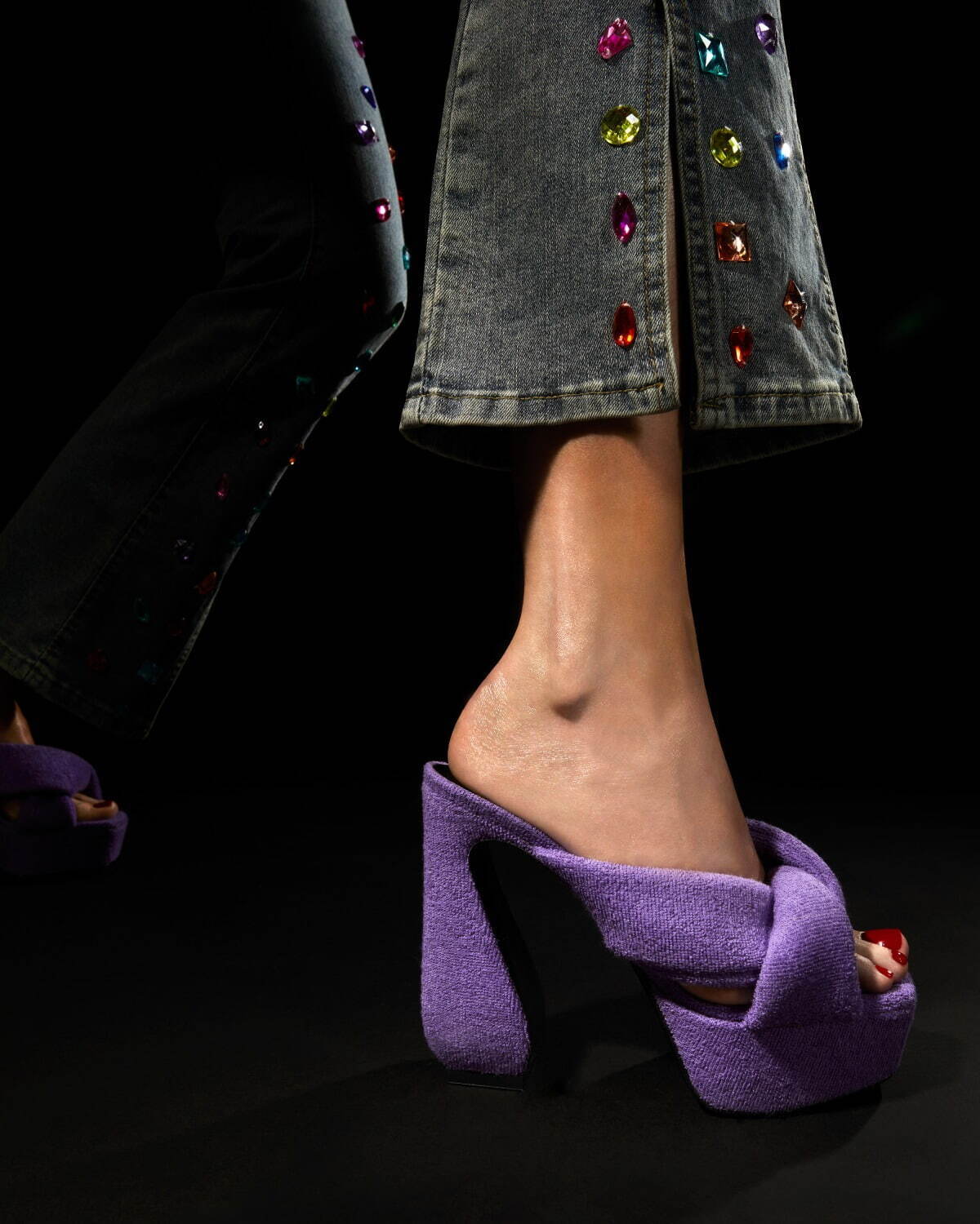 セルジオ ロッシの24年春夏、ツートンカラーのデニムミュール