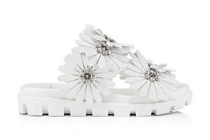 クリスチャン ルブタン“花”を飾ったサンダル＆モカシンシューズ
