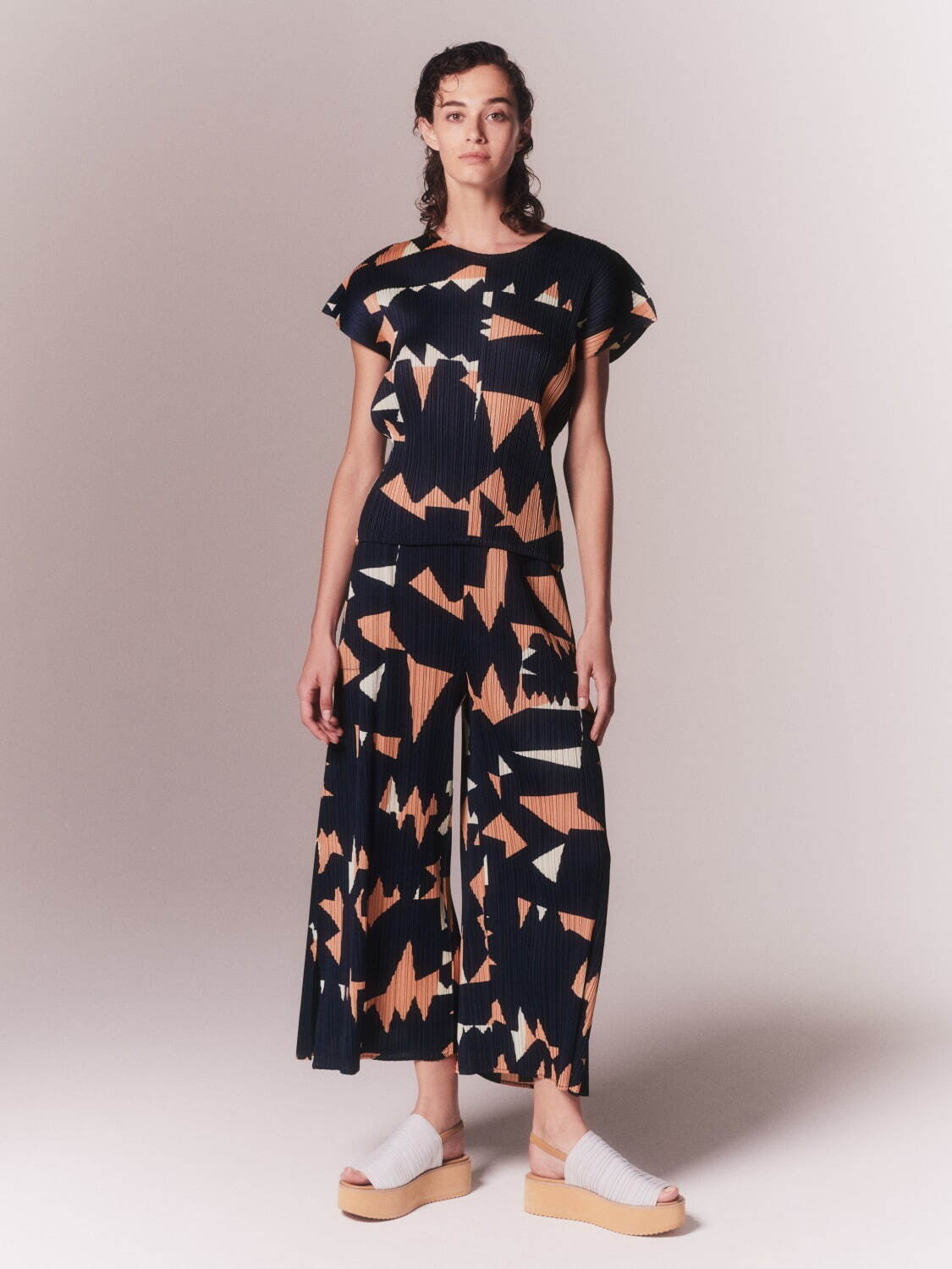 プリーツ プリーズ イッセイ ミヤケの“塩味”着想ウェア、ブルー