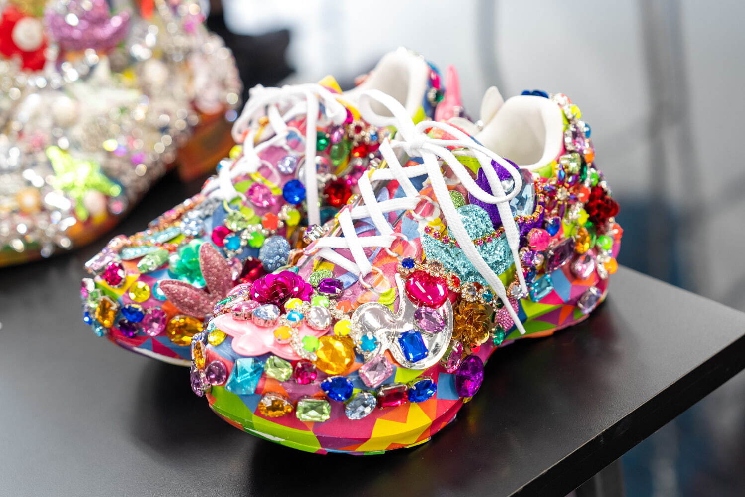 コム デ ギャルソン×サロモン、“ビジュー”を施したマルチカラーの