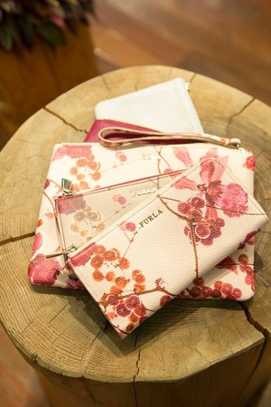 フルラ×ニコライ・バーグマン、フラワーアートが彩るバッグ