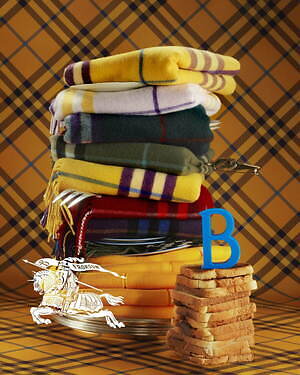 バーバリーのクリスマス2023、チェック柄カシミアスカーフや「馬上の