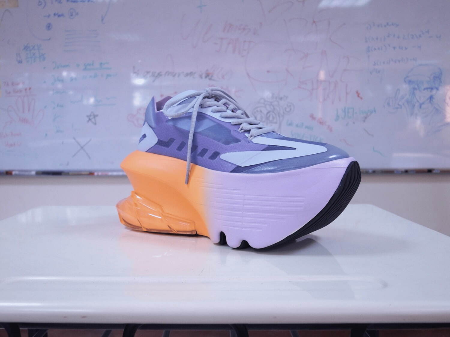 グラウンズ“ランニングシューズ”着想の厚底スニーカーをグラデカラーで