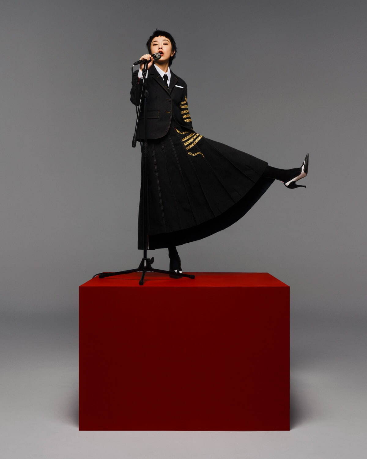 トム ブラウン“黄金の蛇”巻き付くデニムジャケットや「4BAR」Vネック