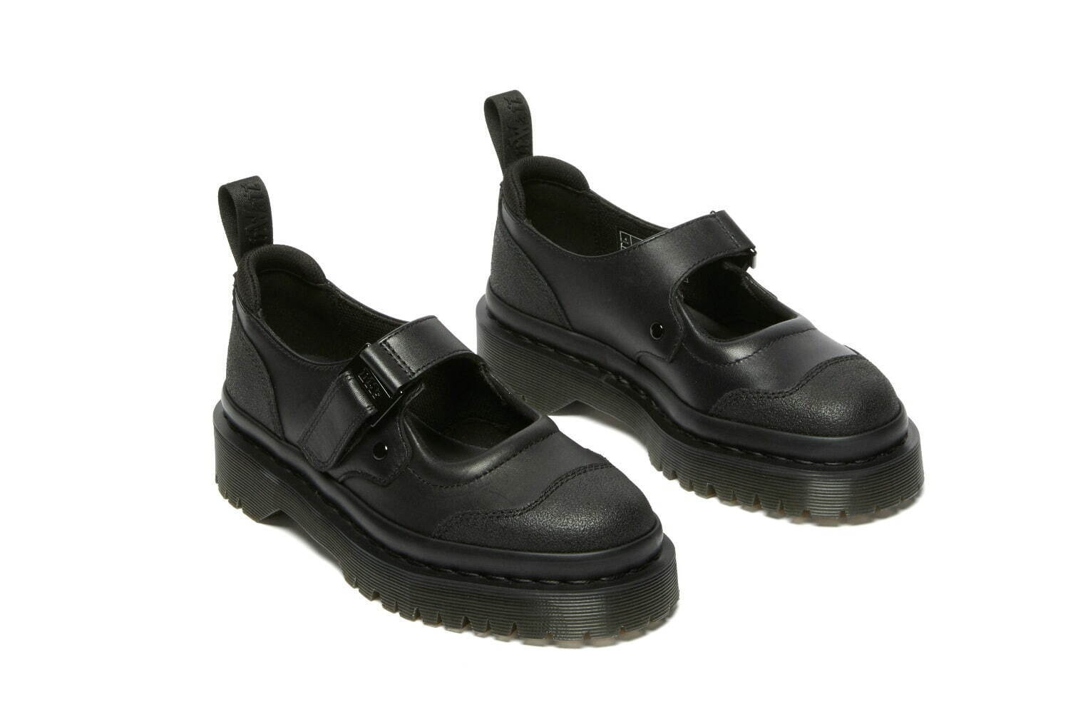 ドクターマーチン25年春夏、“無骨なベルト×トゥーガード”配したメリー