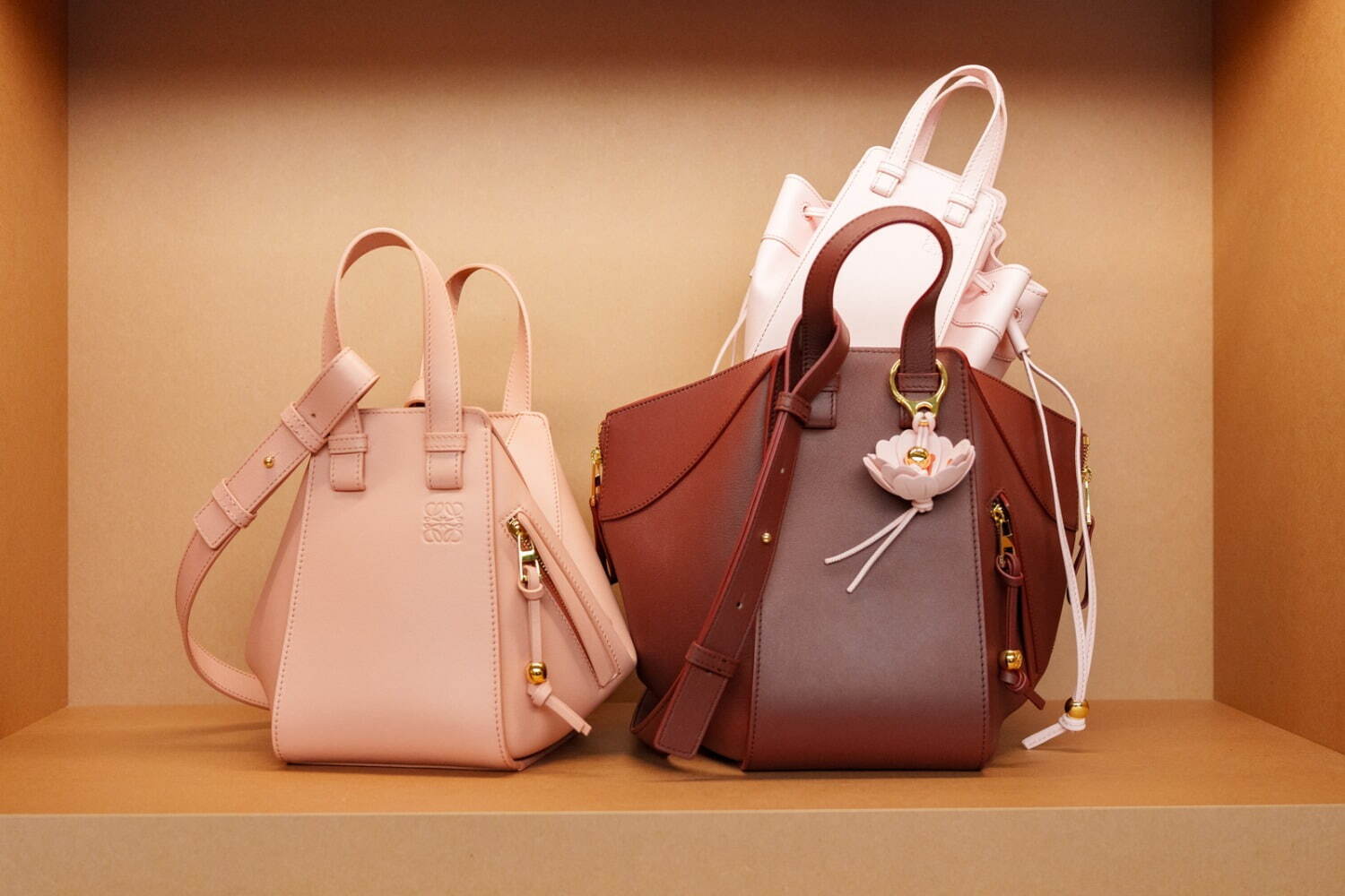 ロエベ初の大型展覧会「ロエベ クラフテッド・ワールド」展が原宿で