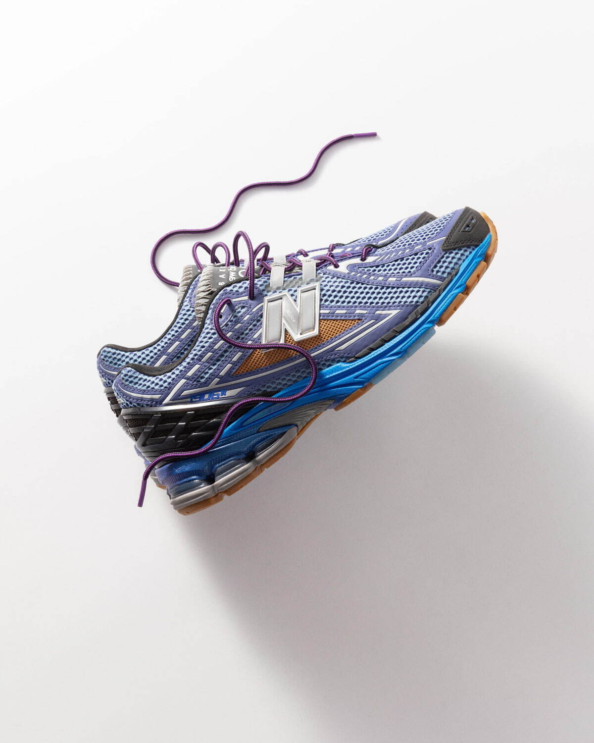 ニューバランス×アクション ブロンソン「1906R」スニーカー、鮮やか