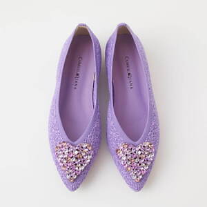 ハートビジュー”輝くフラットパンプス、ダイアナのニットシューズ