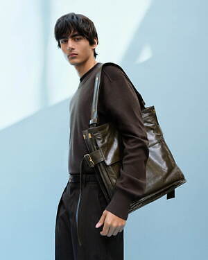バーバリー24年秋冬バッグ、“トレンチコート”着想のレザーバッグや