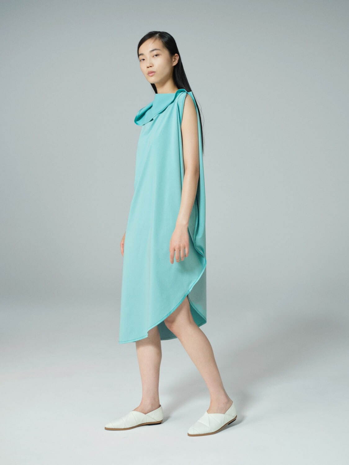 132 5. イッセイ ミヤケ、円状の開襟ジャンプスーツ＆半円シルエットの