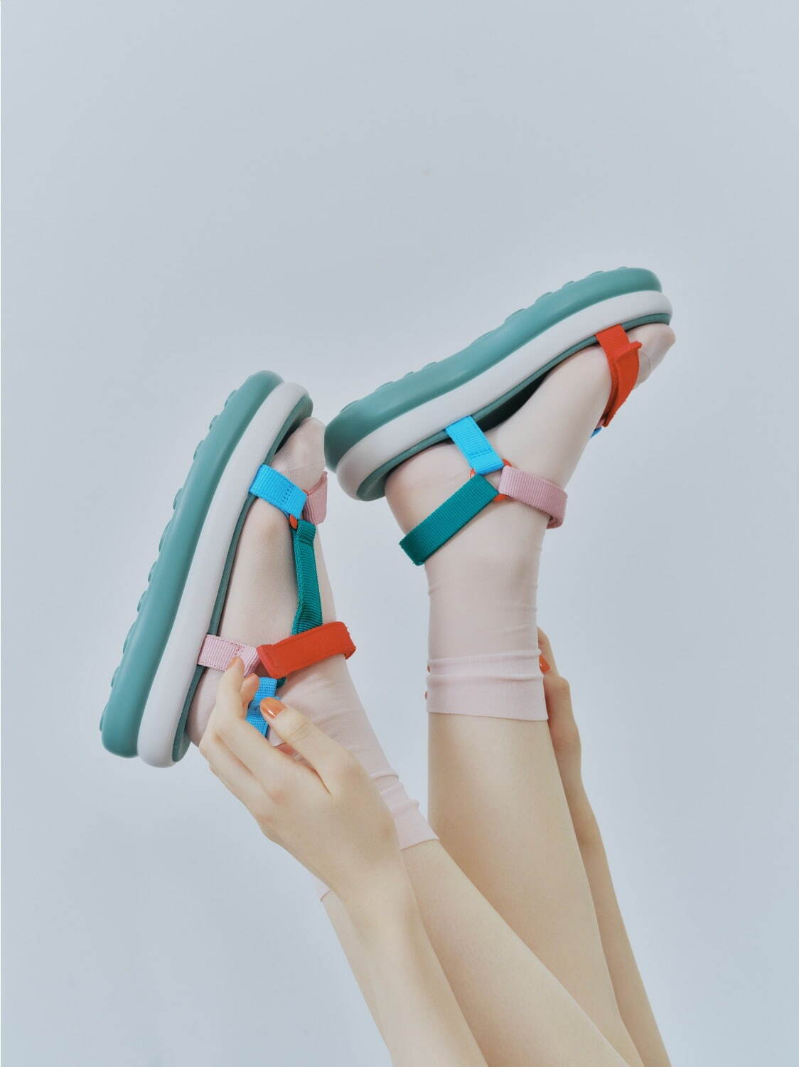 カンペールの25年夏サンダル、“ボール状”厚底ウィメンズシューズ