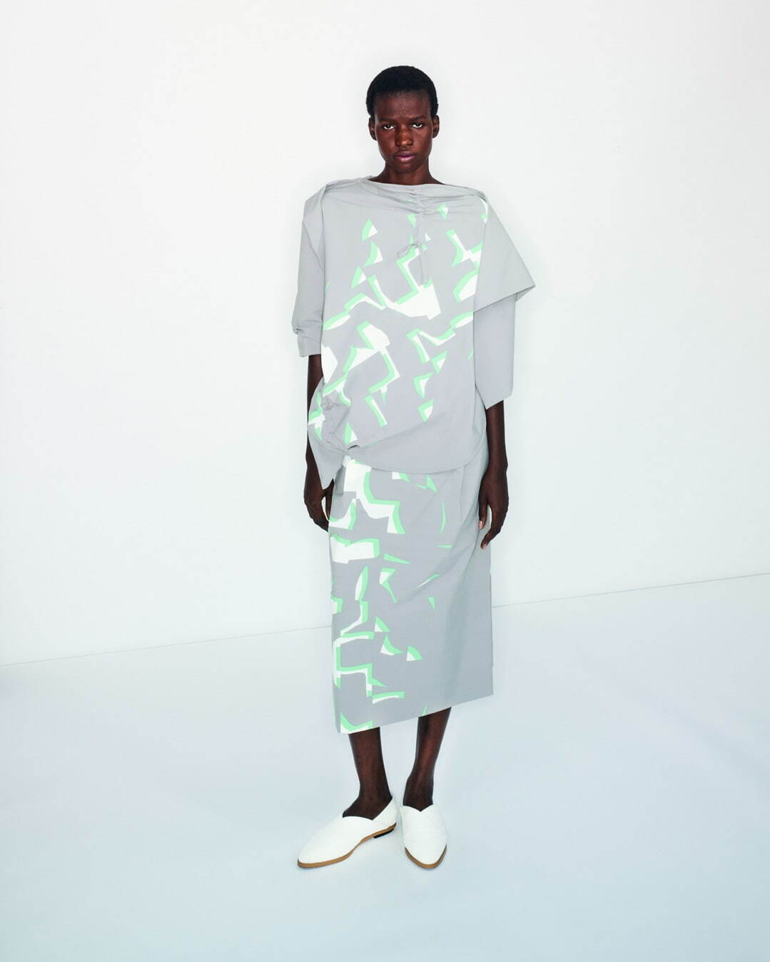 132 5. イッセイ ミヤケ、三角形を合わせた立体バッグ＆折り構造の