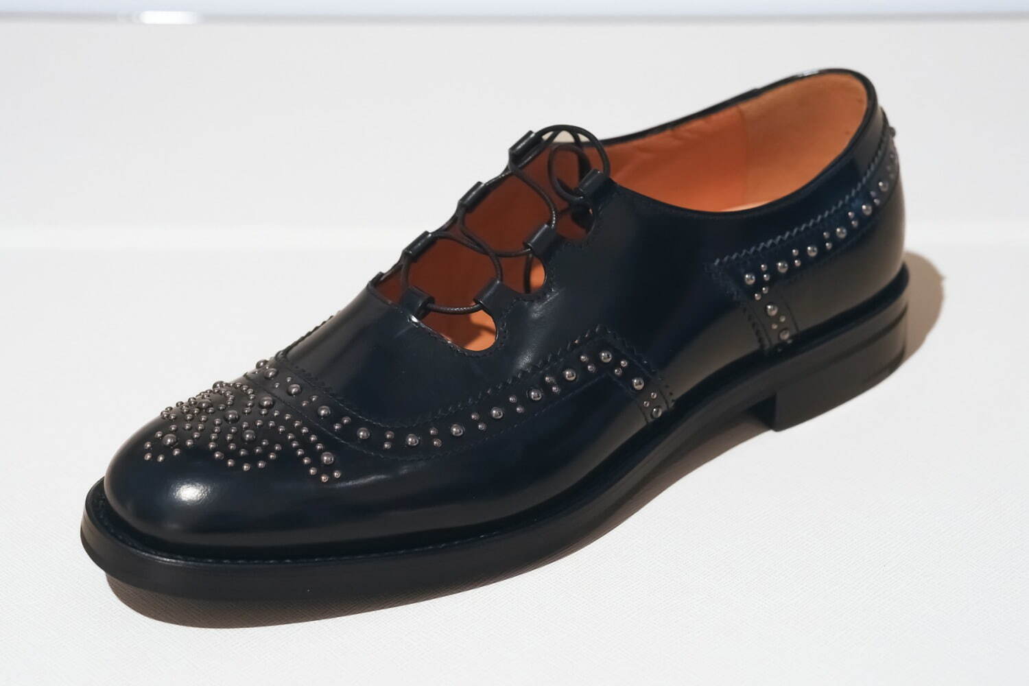 チャーチ“スタッズ装飾”のウィメンズ革靴、洗練シルエットのローファー