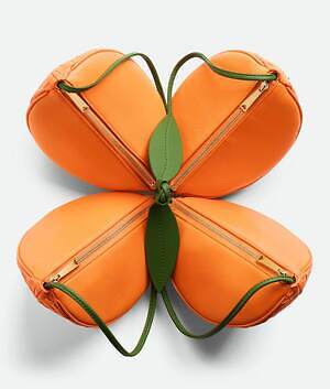 ボッテガ・ヴェネタ“オレンジをカットできる!?”レザーポーチ＆苺