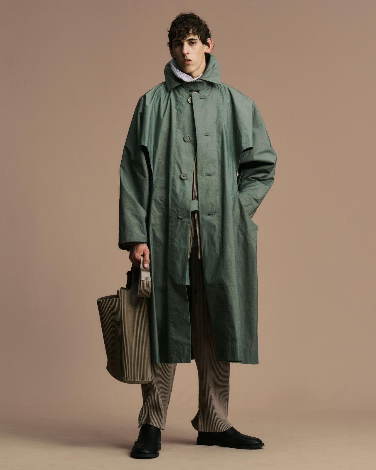 オム プリッセ イッセイ ミヤケ“石”から着想のプリーツウェア、構築的