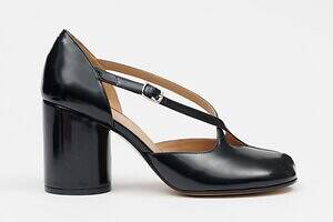 メゾン マルジェラの「タビ」シューズ、ひび割れレザーのローファー