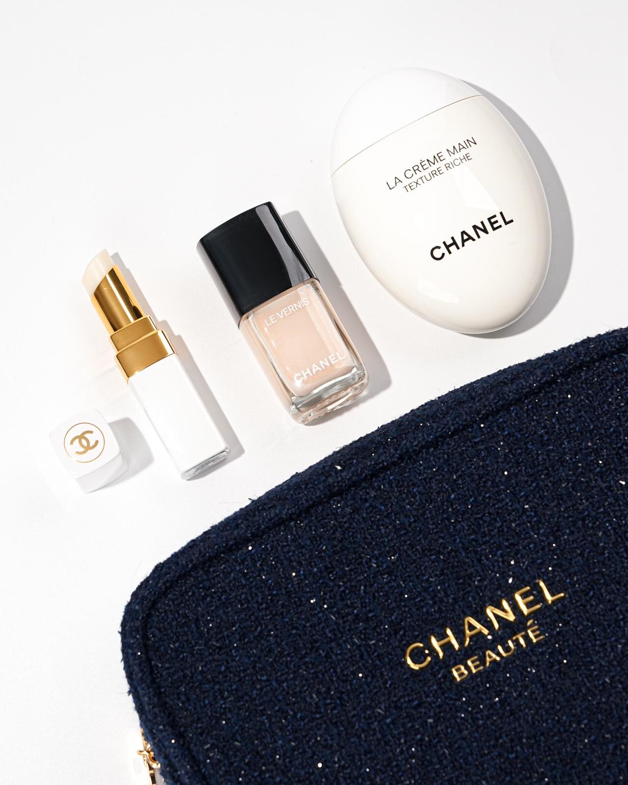 シャネル2025年クリスマスコフレ「カメリアチャーム」ポーチ付きメイク