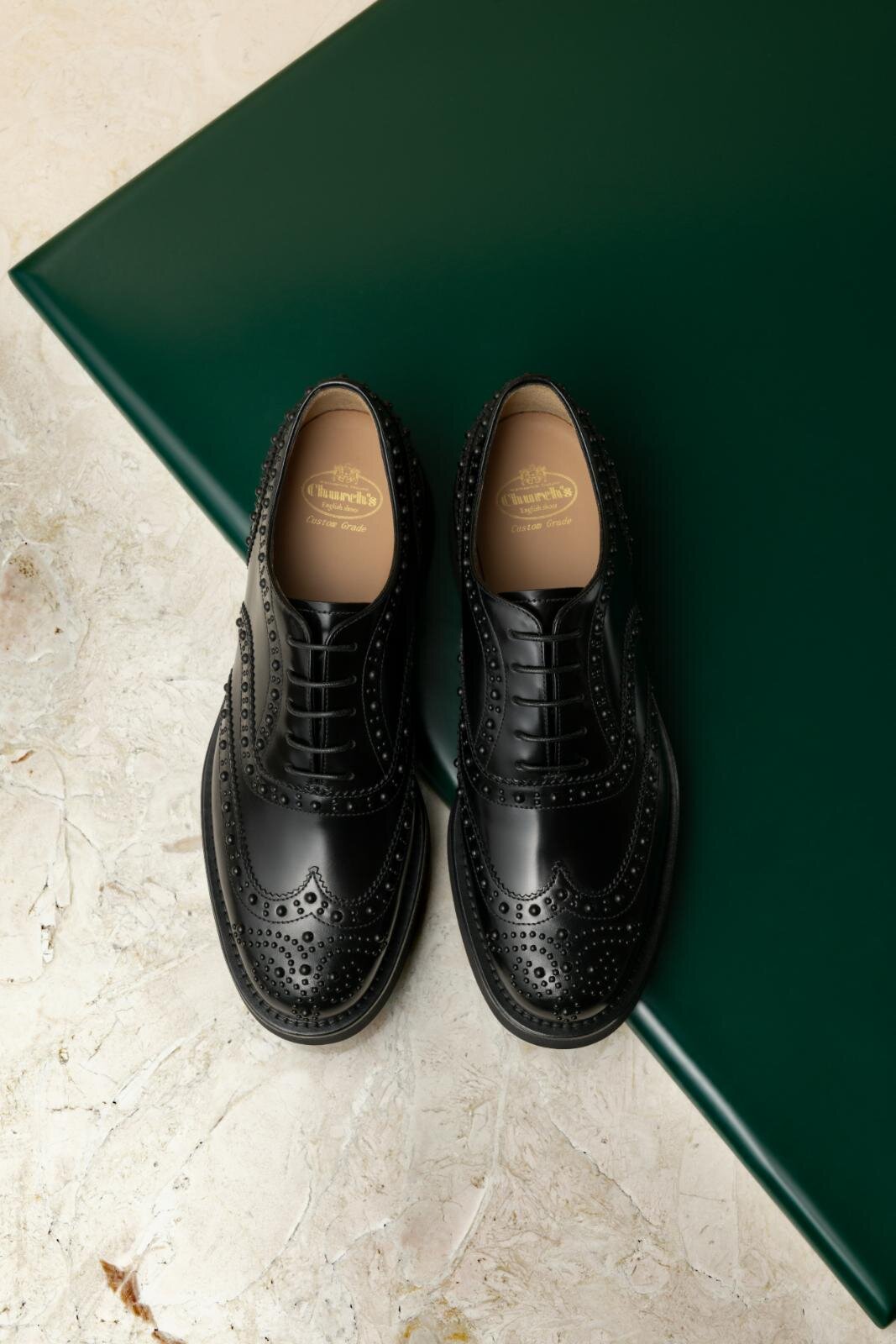 チャーチ“ブラックスタッズ”輝くレザーシューズ「シティライツ