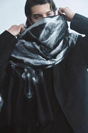 ディスコード ヨウジヤマモト“白百合の花”大判ストール、色が混ざり