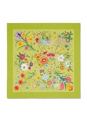グッチ25年春夏シルクスカーフ、爽やかなレモングリーンカラーに花々や