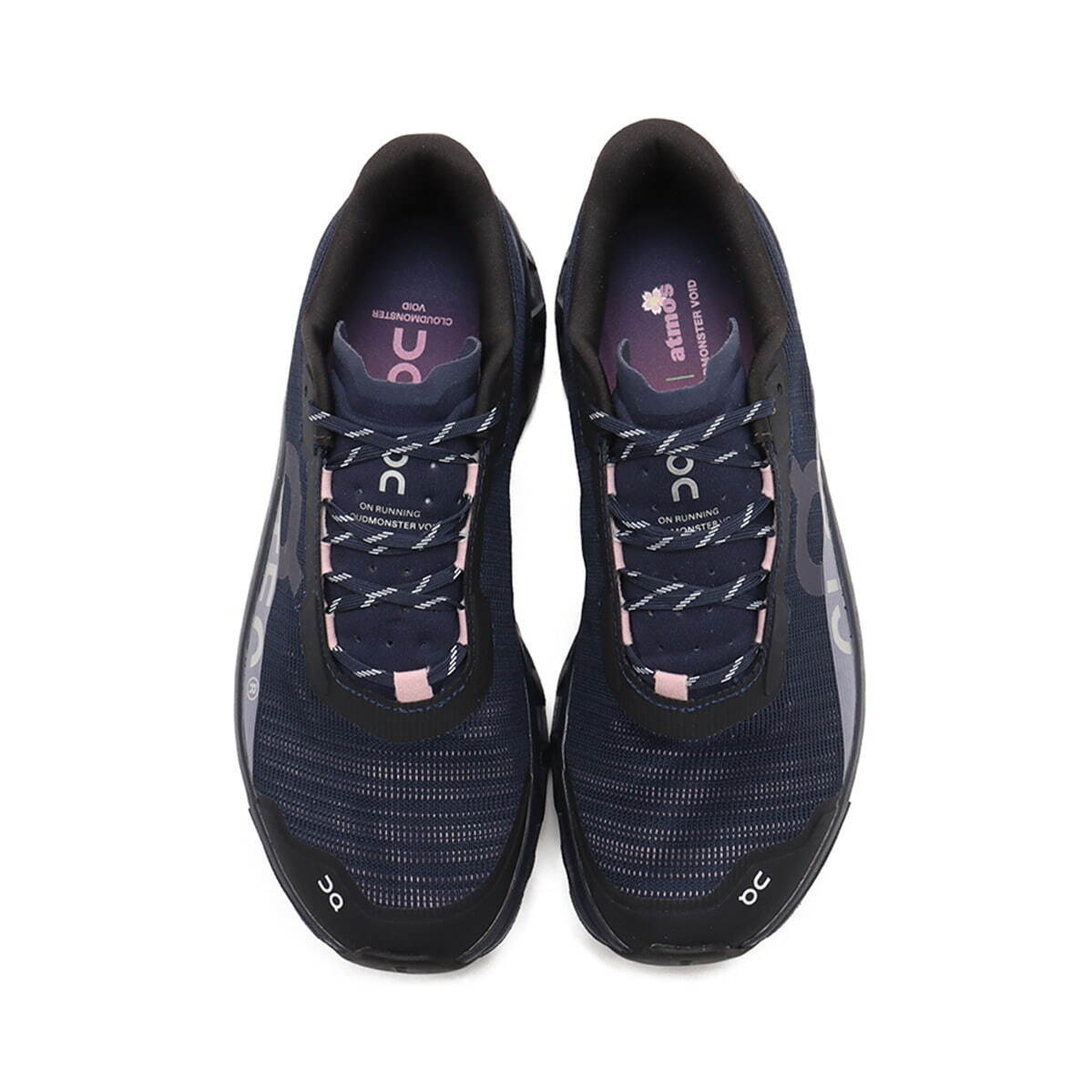 オン“夜桜”着想スニーカー、ネイビー×桜色の「クラウドモンスター