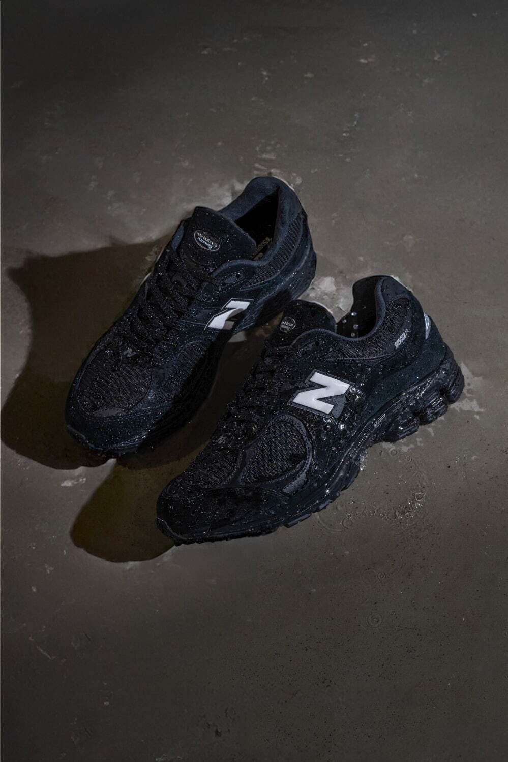 ニューバランス「2002R」スニーカー、ゴアテックス搭載オールブラック