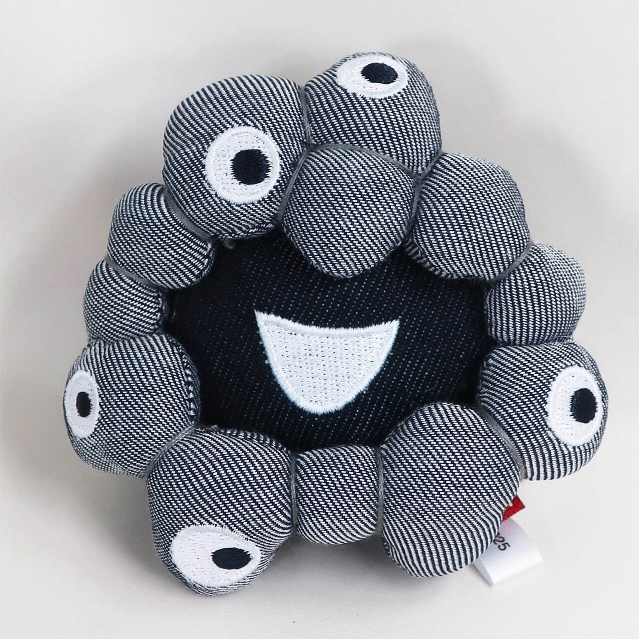 写真15/18｜エドウイン×「ミャクミャク」“デニム”ぬいぐるみやバッグ